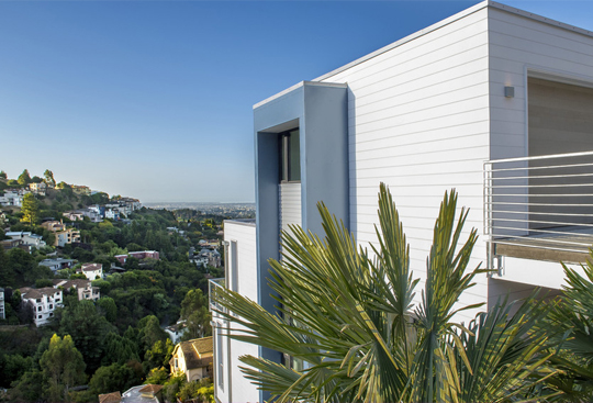 Contemporary-House-In-James-Hardie-Artisan-Smooth-Lap-Siding-In-Green-California-Hills