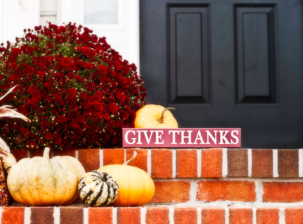 8 Outdoor Fall Porch Decor Ideas to Welcome Autumn