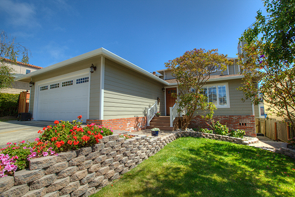 Ranch-House-In-Heathered-Moss-HardiePlank-Lap-Siding-With-Red-And-Pink-Flowers-In-Stone-Walkway